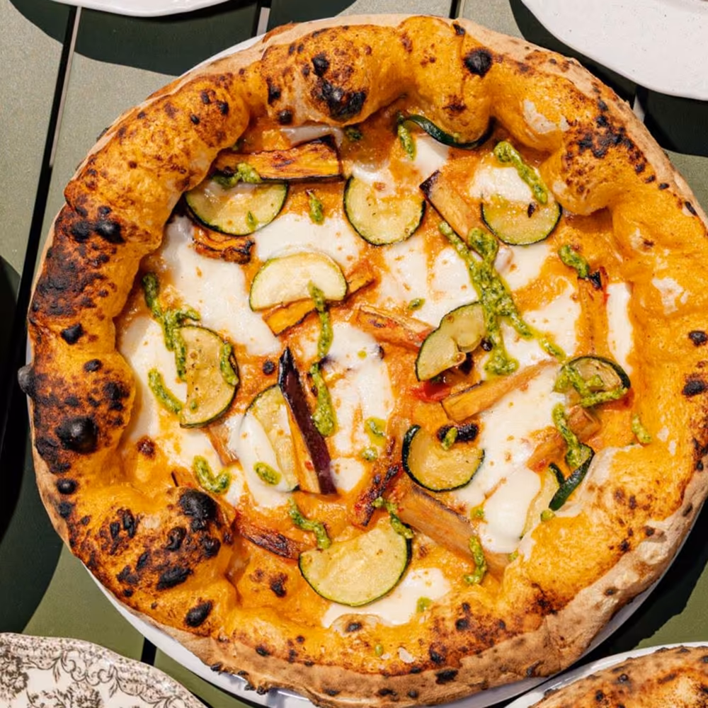 Pizza neapolitańska z cukinią, widok z góry