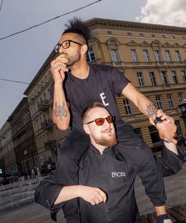 Adi i Marek przed lokalem