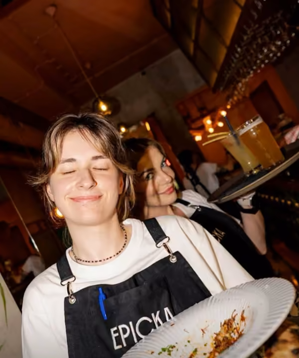 Ania z pizzą na talerzu