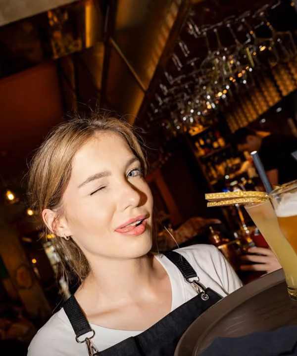 Pamela z tacą na sali